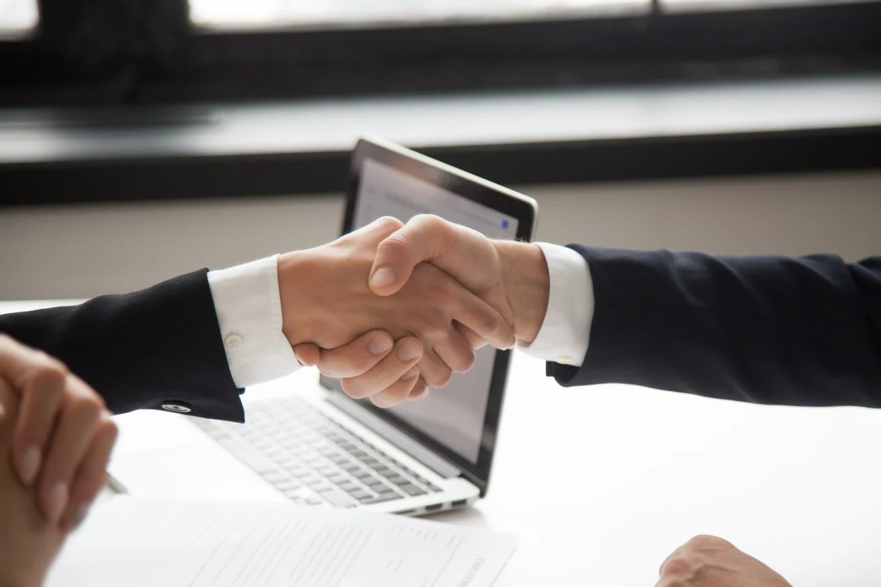 Businessmen shaking hands – representing career opportunities at TEHNi
